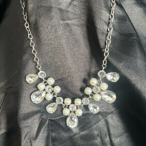 Silver tone teardrop/pearl necklace